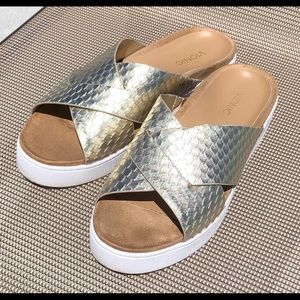 Vionic 9 40 LOU metallic GOLD sandal, WORN ONCE!